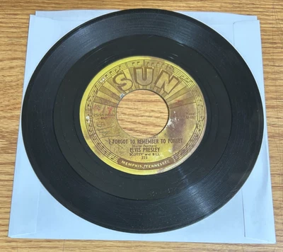 ELVIS PRESLEY SUN 45 MYSTERY TRAIN / I FORGOT TO REMEMBER TO FORGET SUN 223 Foto 1 de 4
