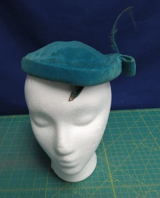 Sombrero para mujer de terciopelo acuático/verde azulado DE COLECCIÓN pastillero con pluma talla única Foto 1 de 4
