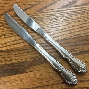 2 Dinner Knives Oneida 1881 Rogers Arbor Rose True Rose Stainless #552 Glossy - Picture 1 of 1