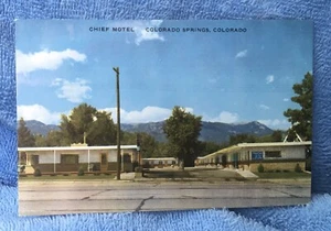 Vintage MidCentury Chief Motel Colorado Springs Postkarte 5 15/32”x3 7/16” Distressed - Bild 1 von 3