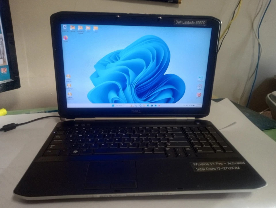 Portátil Dell Latitude E5520, 15,6", W11Pro, i7-2670QM@2,4 GHz, SSD de 12 GB 512 GB, Wi-Fi, Bt Foto 1 de 4