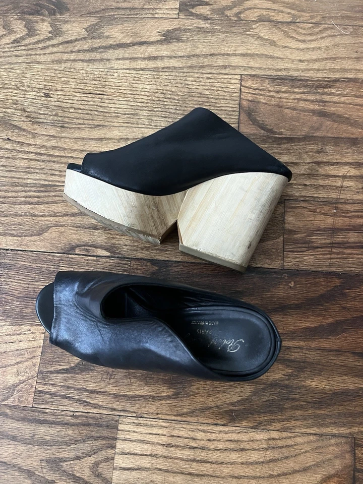 Zuecos de cuero Robert Clergerie abiertos en la parte delantera y trasera. Modelo Dinab, piel de cordero. Foto 1 de 4