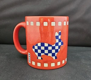 Taza de café vintage Waechtersbach W. Alemania roja con conejo a cuadros azul y blanco - Imagen 1 de 4