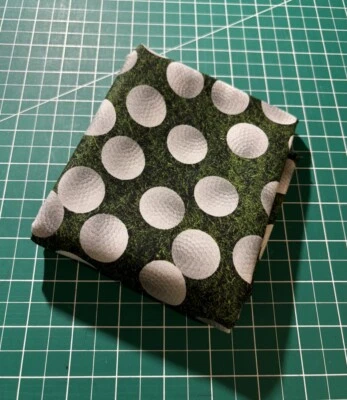 Pelotas de golf sobre hierba edredón tela de algodón 29” X 44” sin cortar Foto 1 de 4