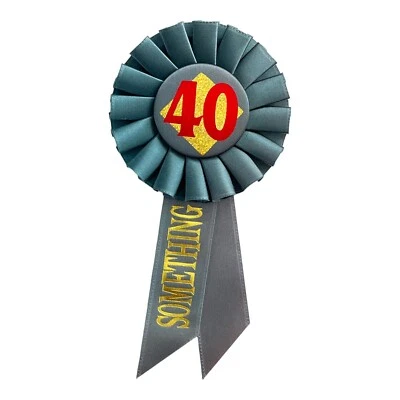 Cinta Pin Roseta Beistle "40 ALGO", 3.25x6.5" Botón Cumpleaños 40s 40s Foto 1 de 2