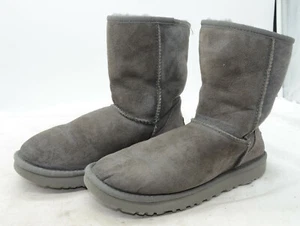 Botas UGG Australia Clásicas Cortas Gamuza Piel de Oveja Invierno Gris Nieve Para Mujer Talla 7 - Imagen 1 de 5