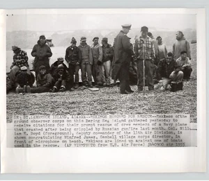 ESKIMOS Recognized for RESCUE in NAVY Plane Crash ALASKA 1955 Press Photo - Picture 1 of 2