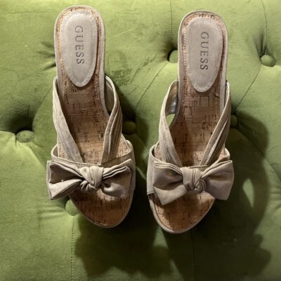 Sandalias Guess con lazos dorados brillantes en un tacón de corcho de cuña.  Zapatos de plataforma 7M Foto 1 de 4