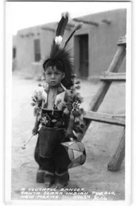 Santa Clara Indianer Pueblo Junge Tänzerin RPPC New Mexico Frashers Foto 40er Vintage - Bild 1 von 2