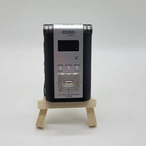 Edirol Roland R-09 24 bit Wave MP3 Recorder Digital Audio with Case Untested - Picture 1 of 6