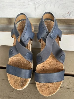 Sandalias deportivas Adrienne Vittadini talla 7,5 azul marino con tiras de cuña sin cordones. Foto 1 de 4
