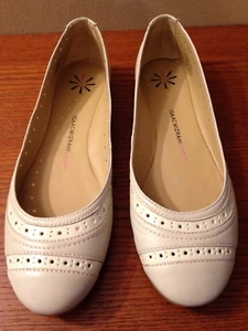 Isaac Mizrahi Live Sage Ivory Winter White Ballet Flats Perferated Detail 8.5 M - Picture 1 of 10