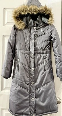 Abrigo Parka Largo BABY Phat Piel Sintética Capucha Borde Grande Gris Plata Cremallera y Chaqueta a Presión Foto 1 de 3