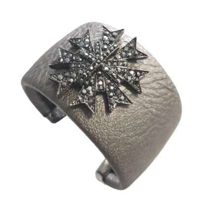 Bracelete Silvertone Strass Estrela/Couro Cruzado Aparência 1 5/8x7" Aço Inoxidável  - Imagem 1 de 4