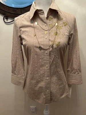 Camisa para mujer First Issue con botones mangas 3/4 bordado floral con etiquetas Foto 1 de 4