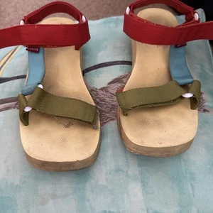 Women’s Levi’s Sandals Size 4 - Picture 1 of 3