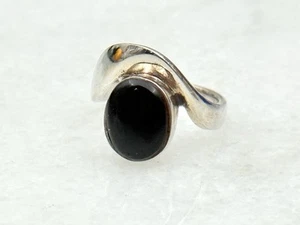 Vintage 925 Sterling Silver Modernist Oval Black Onyx Curve Band Ring Size 5.5 - Picture 1 of 3