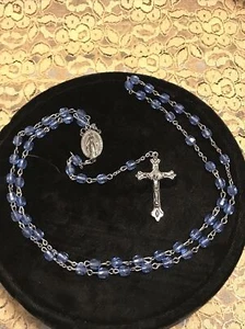 "Rosario Vintage Crucifijo Tono Plateado Jesús en Cruz Cuentas Azules 21" - Imagen 1 de 9