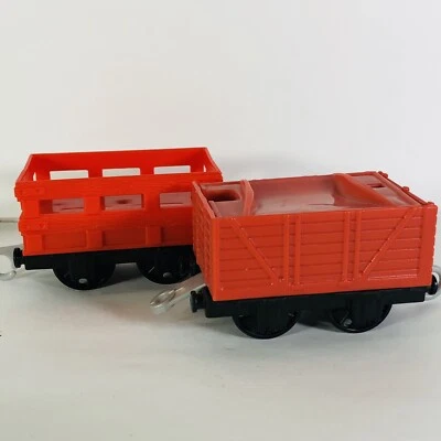 Thomas El Tren Coches de Carga Trackmaster Remolque de Volteo y Caja Tirar Detrás Lote de 2 Foto 1 de 4
