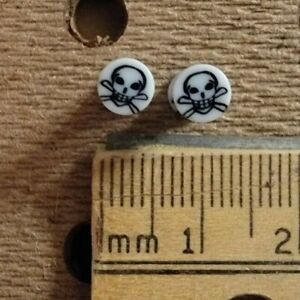 1 Pair 3mm 8g Dbl. Flared Acrylic Ear Plugs. Skull & Crossbones. White/Black