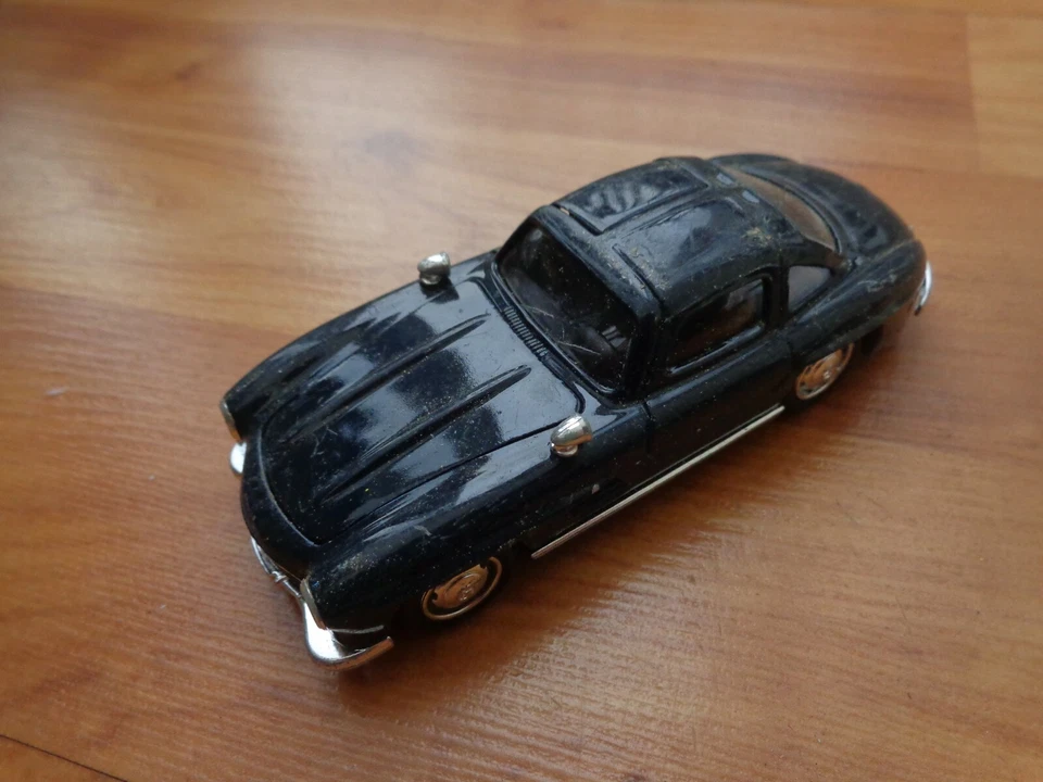 1/43 CORGI SOLIDO CLASSIC MERCEDES 300SL DIECAST MODEL CAR - Image 1 of 1