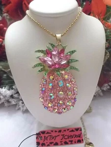 BETSEY JOHNSON SPARKLING LARGE PINK PINEAPPLE CRYSTAL PENDANT NECKLACE - Picture 1 of 8