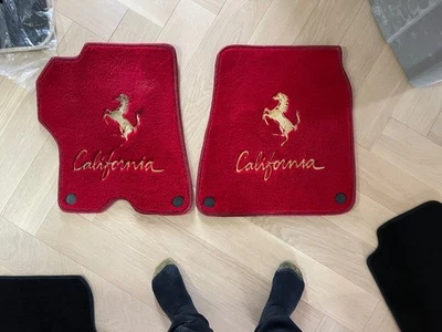 Alfombrillas rojas para Ferrari California 2009-2014 alfombra logotipo de Ramping Horse Foto 1 de 4