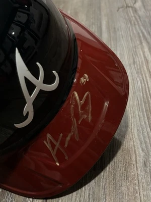 Подлинный полноразмерный шлем с автографом Остина Райли из Atlanta Braves MLB голографический сертификат подлинности - Изображение 1 из 4