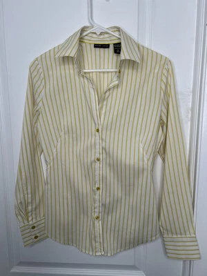 Blusa para mujer New York & Company con botones talla pequeña amarilla a rayas cuello Foto 1 de 4