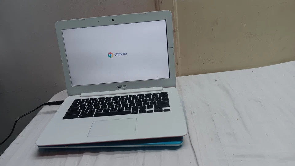 Lote de 2 Notebook Laptop ASUS C300S 13.3" Pantalla LCD Intel Celeron Para Piezas Foto 1 de 4