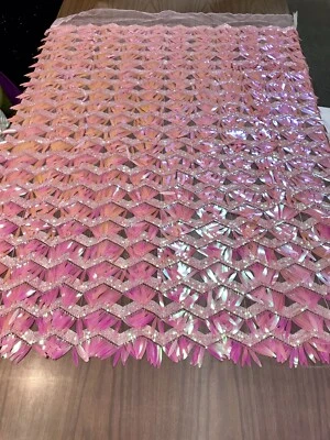 LENTEJUELAS ROSA DISEÑO CHEVRON IRIDISCENTE EN MALLA ROSA - SE VENDEN POR YARDA. Foto 1 de 4
