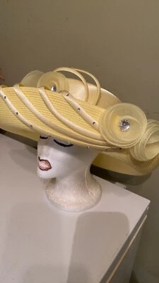 Hermoso sombrero de vestir de iglesia amarillo de Ms. Divine Foto 1 de 4
