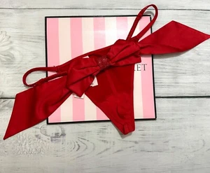 Panty Victoria's Secret Dream Angels rojo satinado lazo centelleante tanga en V - Imagen 1 de 5