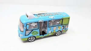 Peanuts Earth Day Snoopy Charlie Brown Tour Bus, Maßstab 1/37, 5-1/4" lang - Bild 1 von 8