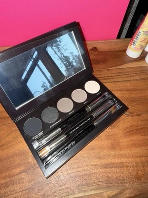 Laura Mercier Classic Smoky Eye Palette 5 Colors Liner Eyeshadow, Brushes NWOB - Image 1 of 3