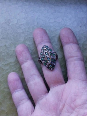 Женское кольцо размер 9 изумруды и топаз, штамп 925 серебро и некоторые бронзовые изделия - Изображение 1 из 4