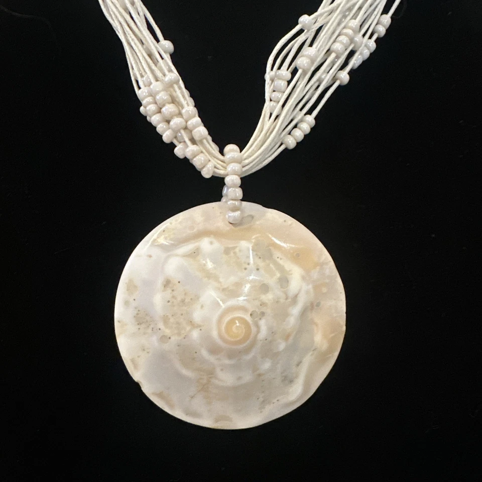 Hermoso collar concha con cuentas nacaradas en cordón blanco arte de la costa del Golfo Foto 1 de 4