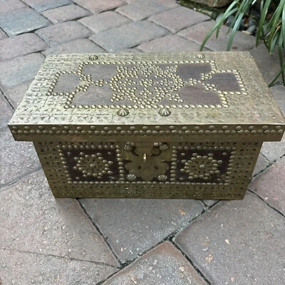 caja antigua cofre latón tachuela decoración hecha a mano madera original Foto 1 de 4