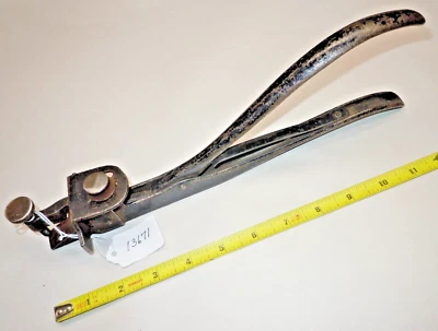 Saw Set, Vintage Large Tooth Hand Saw Tooth Setter - Image 1 of 4