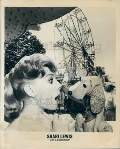 Pressefoto Shari Lewis mit Puppe Hush Puppy von Riesenrad - Bild 1 von 2