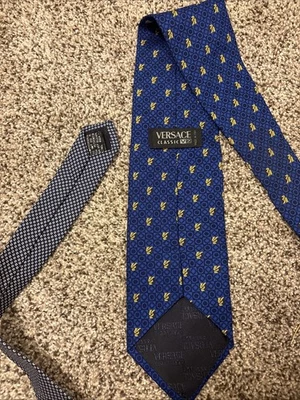 Gravata Versace V2 rara vintage 100% seda designer V2 logotipo azul geométrico Itália - Imagem 1 de 4