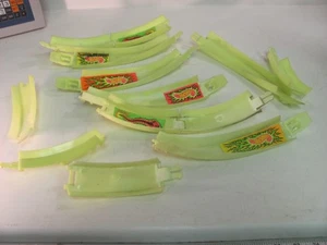 Hot Wheels Giallo Bagliore nel Buio Curve e Loop 11 pezzi - Foto 1 di 8