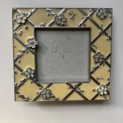 Marco de flores amarillo esmaltado pálido plateado tiene capacidad para foto de 3x3" Foto 1 de 3