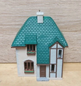 Hallmark 2019 Noble Tudor ~ 36th in Nostalgic Houses and Shops Series - Picture 1 of 3