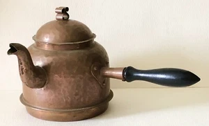 Antigua tetera de cobre martillada a mano mango lateral más cálido de artes y oficios hecha en Suecia - Imagen 1 de 11