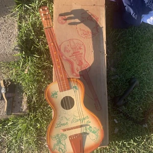 Guitarra acústica de juguete Lone Ranger & Tonto vintage años 50 con caja compuesta/madera. - Imagen 1 de 23