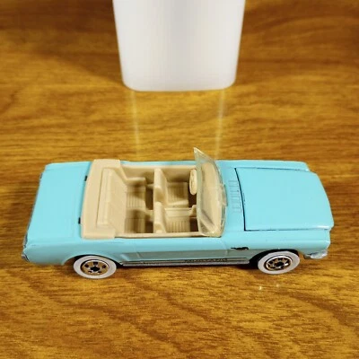 Mustang Convertible Turquesa WW Whitewall Malasia 1989 Hot Wheels Classics '65 Foto 1 de 4