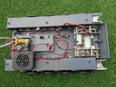 RC Panzer  1:16 Tiger 1 Unterwanne mit Rauch u Metall Getriebe - Bild 1 von 4