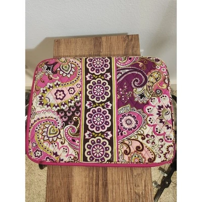 Vera Bradley Laptop Capa Rosa Roxa Paisley Floral Acolchoada Zíper - Imagem 1 de 3
