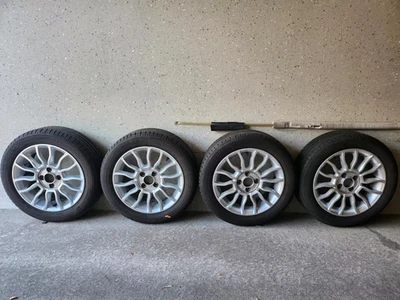 Original Fiat 500 Alufelgen auf Sommerreifen – 15 Zoll - Bild 1 von 4